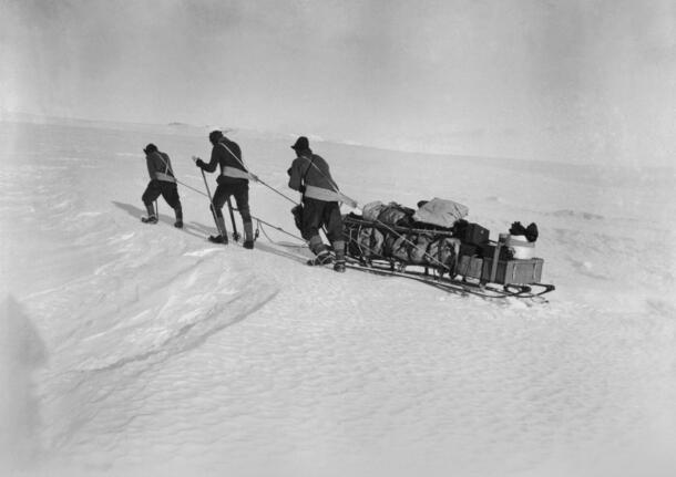14. Scott's team pulling sledge_Corbis