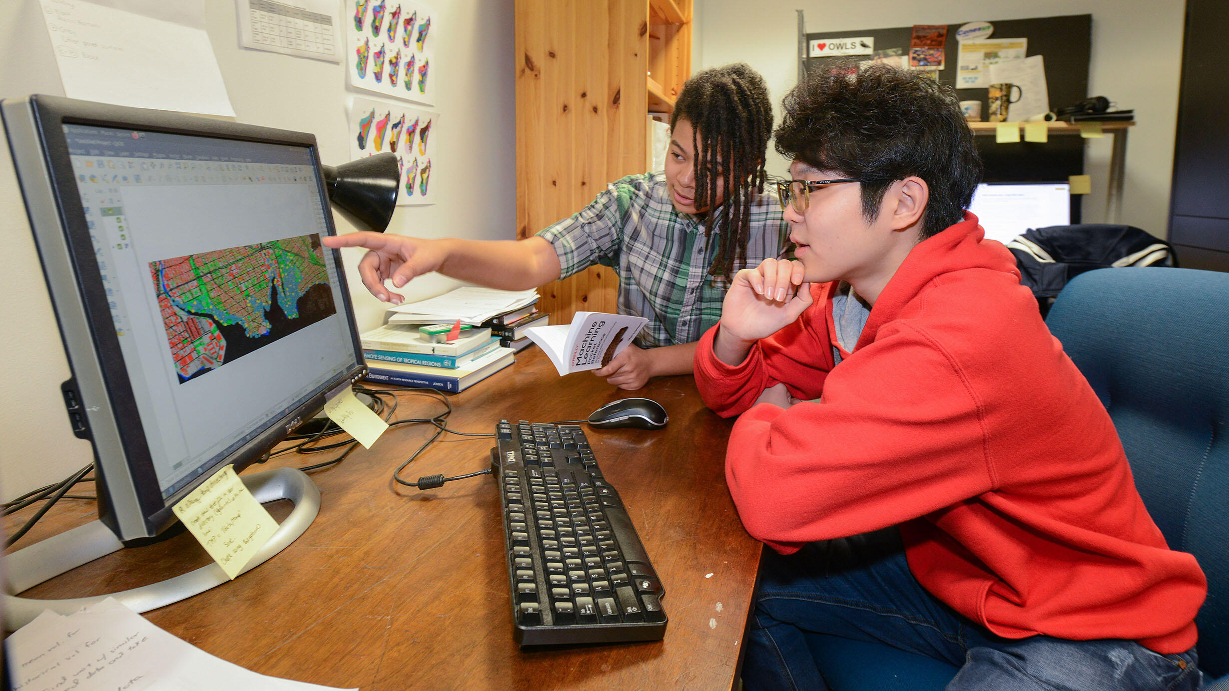Students Hunter Dillard-Jakubowicz (left) and Henry Lee (right) view a computer screen together.