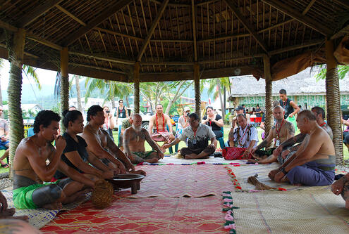 A group of Samoans gather to participate in the áva drinking ceremony. 