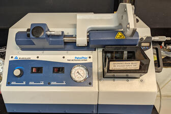Machine for making polished thin sections