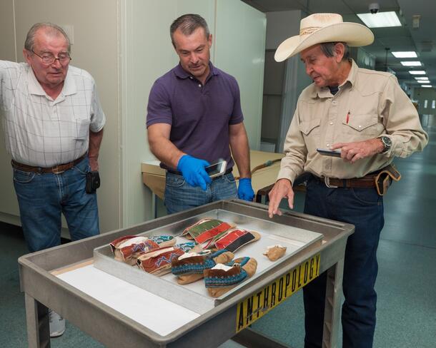Delaware Delegations examine beaded moccasins