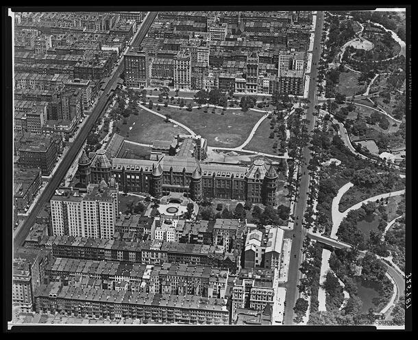Aerial view of the American Museum of Natural History in 1922. A single facade looks out onto 77th Street.