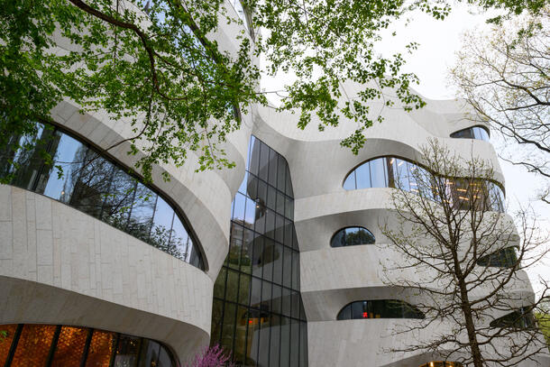 Sweeping modern exterior of the Richard Gilder Center for Science, Education, and Innovation.