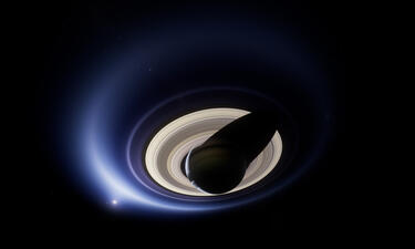 Los anillos de Saturno brillando en luz azul. 