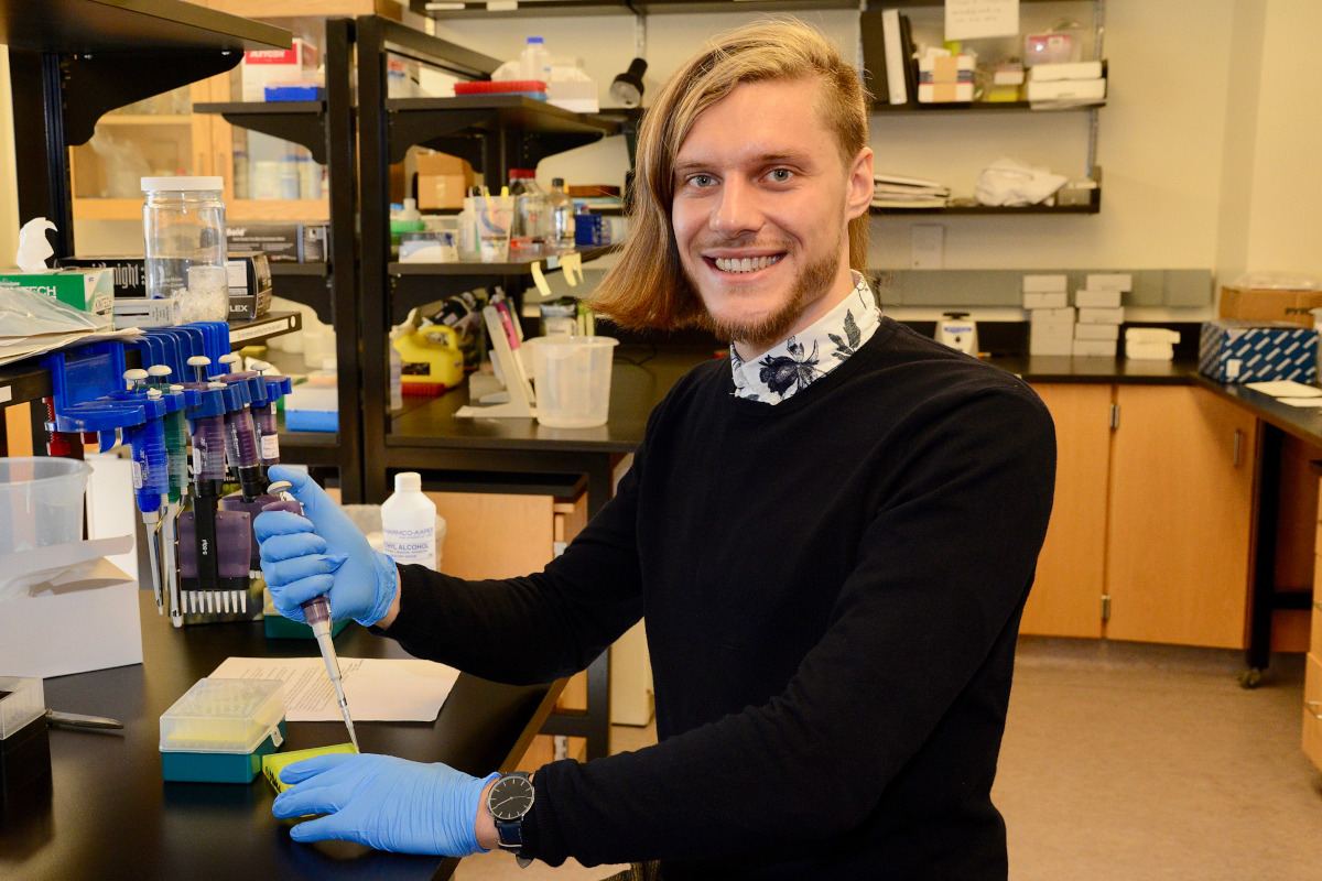 photo of Johannes Neumann working in a lab
