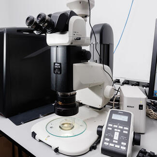 Nikon SMZ 18 microscope sits on a lab table in the Musuem's Microscopy and Imaging Facility.