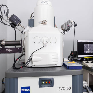 Zeiss EVO 60 instrument next to a computer screen that displays the image being scanned.